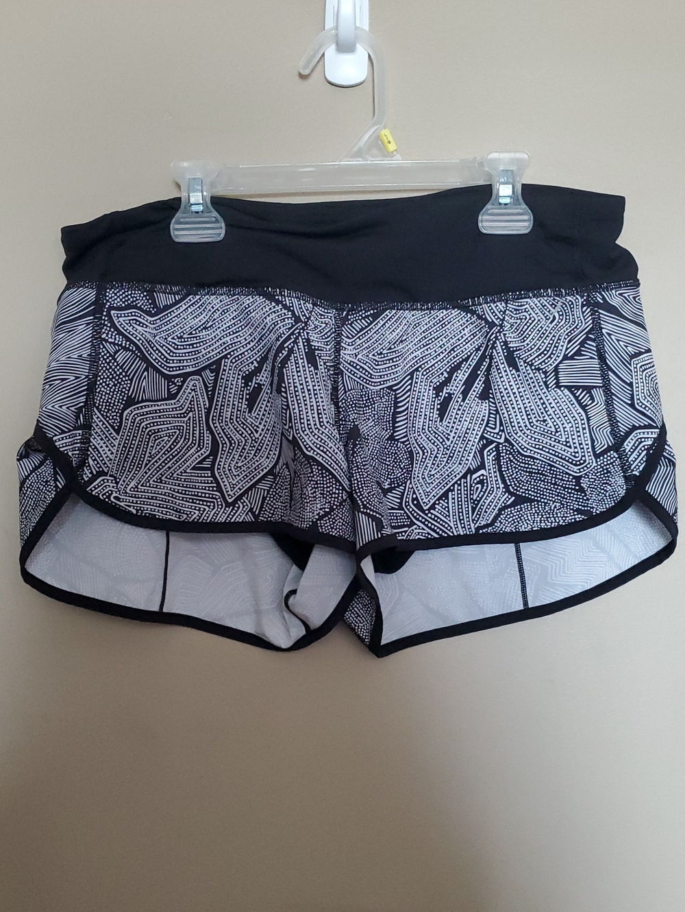 Lululemon Speed Short Dottie Tribe White Black Print Size 8